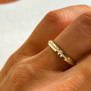 Carved Wedding Band (2.5mm) / 14k Solid Gold Ring for Men and Women / Minimalist Stacking Band / Comfort Fit / Yellow, White, Rose Gold