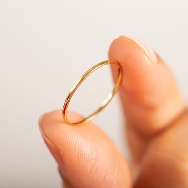 Banda de boda delgada de oro macizo de 18k / Anillo de apilamiento / Banda de boda de 1 mm / Banda de oro minimalista delicada / Anillo liso simple