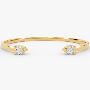 Elegant 14k guldring med öppen manschett och diamanter – stapelbar armband