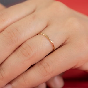 18k Solid Gold Thin Wedding Band / Stacking Ring / 1mm Wedding Band / Dainty Minimalist Gold Band / Simple Plain Ring image 4