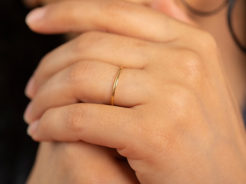 18k Solid Gold Thin Wedding Band / Stacking Ring / 1mm Wedding Band / Dainty Minimalist Gold Band / Simple Plain Ring image 3