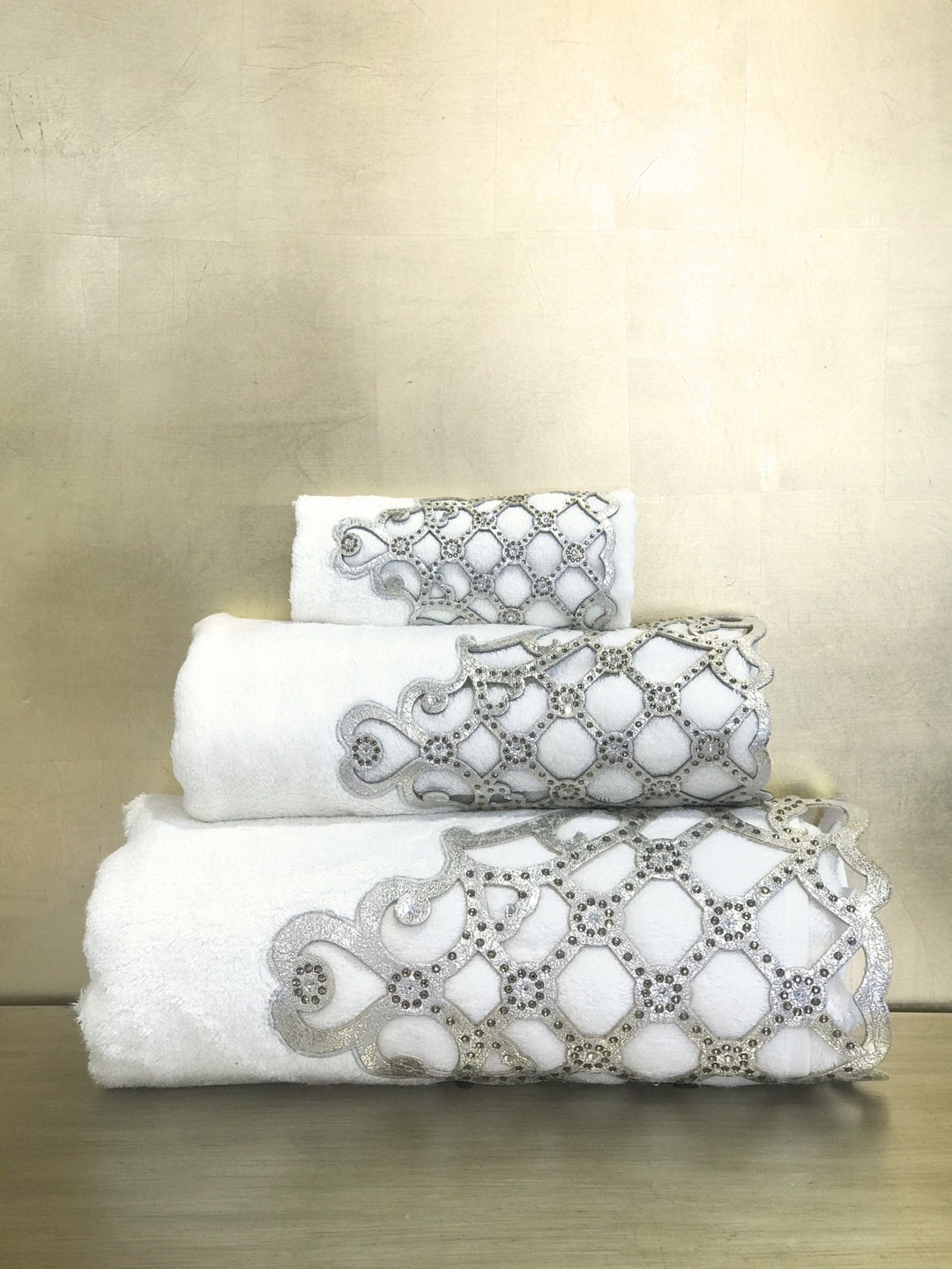 Ornate Medallion braun Embroidered Bath Towel