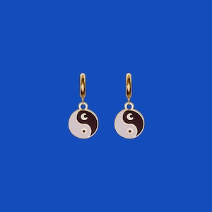 Pendientes de aro YIN YANG (blanco y negro) / Yin yang huggies / Joyería Yin yang / Colgante moon sun / Latón 24k chapado en oro / Mujer Chica