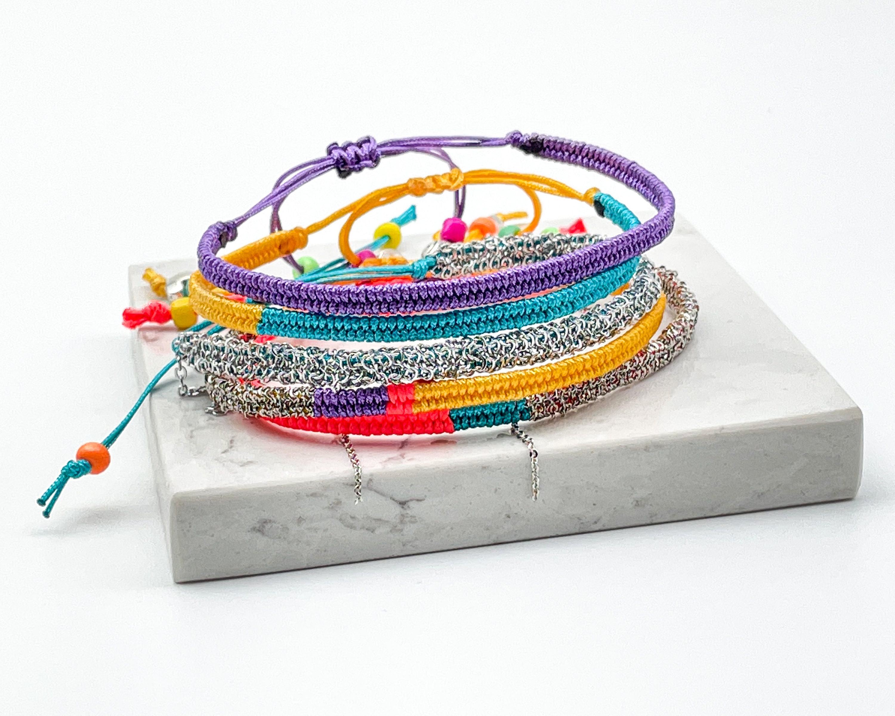 Set di braccialetti da surf dai colori vivaci, accessori da spiaggia impermeabili, set di cinque, braccialetti da festival, elementi essenziali estivi, braccialetti da damigella d'onore - Italia