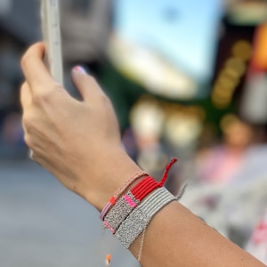 Scharlachrotes Manschetten Armband für Frauen, verstellbares Stapeln Strandschmuck, Party Festival Accessoire, Valentinstagsgeschenk, handgewebtes Armband