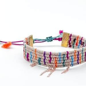 Pulsera tejida a mano con mini borlas, brazalete ajustable para mujer, accesorio de verano, pulsera con rayas de colores, regalo de Navidad de la amistad