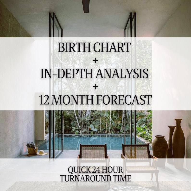Może przedstawiać: Minimalistyczne wnętrze z widokiem na basen, dwoma krzesłami i doniczkami z roślinami. Tekst na ścianie brzmi "BIRTH CHART + IN-DEPTH ANALYSIS + 12 MONTH FORECAST QUICK 24 HOUR TURNAROUND TIME".
