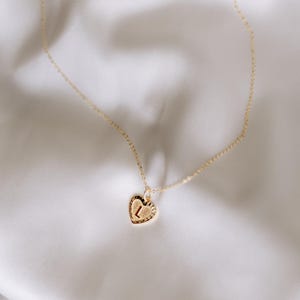 personalisierbare Kette mit Herzanhänger und individueller Beschriftung Geschenk Muttertag vergoldet elegant