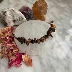 Tiger&#39;s Eye Macrame Beaded Bracelet, Crystal Chips Bracelet, Healing Gemstone, Boho Bracelet, Spiritual Jewelry, Artisan Jewelry, Women Gift