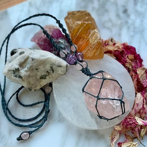 Raw Rose Quartz Macrame Necklace, Handmade Woven Pendant, Boho Beaded Necklace, Healing Crystal, Artisan Spiritual Jewelry, Unique Gift Idea
