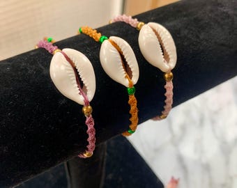 Bransoletka makrama z muszli porcelanowych: pleciona biżuteria boho z koralików