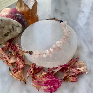 Rose Quartz Macrame Beaded Bracelet, Crystal Chips Bracelet, Healing Gemstone, Boho Bracelet, Spiritual Jewelry, Artisan Jewelry, Women Gift