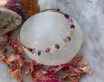 Bracciale in macramè di fluorite: gioiello boho con schegge di cristallo curativo