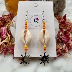 Pendientes de macramé con concha de cauri, pendientes con cuentas de sol, pendientes bohemios de playa, cristal curativo, pendientes hechos a mano, joyería artesanal, regalo para mujer