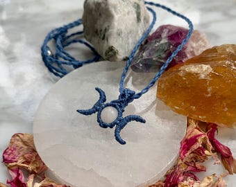Gargantilla de macramé con cuarzo rutilado en forma de luna: collar tejido a mano con cristales curativos.