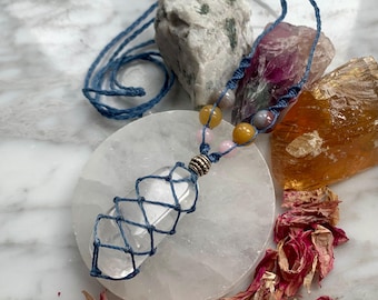 Clear Quartz Macrame Necklace, Natural Crystal Pendant, Beaded Necklace, Gemstone Jewelry, Adjustable Necklace, Artisan Jewelry, Gift Idea