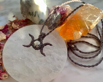 Gargantilla de macramé con luna de labradorita: collar en forma de media luna hecho a mano con cristales curativos.