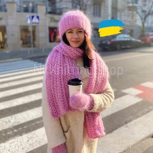 ピンクの帽子スカーフセット、ピンクのモヘア帽子、ふわふわ帽子、ロングスカーフ、ハンドメイドミトン、ふわふわビーニー、チャンキーニットビーニー、モヘアスカーフ、ニット帽子