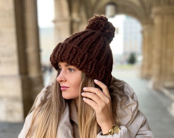 Chunky hat, Pompom hat, Chunky knit beanie, Unisex winter hat, Luxury pom pom hat, Hand knit beanie, Brown hat with pom pom, Wool beanie