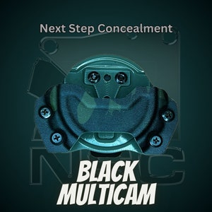 Puede incluir: Una funda de camuflaje negra y verde con el texto "Next Step Concealment" y "BLACK MULTICAM". La funda está asegurada con tornillos negros y tiene un fondo verde oscuro.