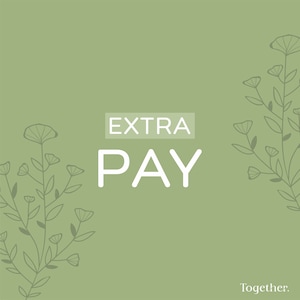Può includere: Uno sfondo verde con testo bianco che recita "EXTRA PAY" e la parola "Insieme." nell'angolo in basso a destra. Lo sfondo è decorato con due disegni floreali stilizzati in grigio.