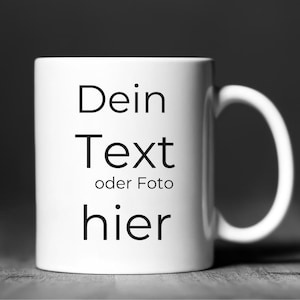 Könnte beinhalten: Weiße Keramiktasse mit schwarzem Text, der "Dein Text oder Foto hier" lautet.