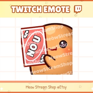 Może przedstawiać: Postać kreskówkowej postaci ziemniaka trzymająca czerwoną kartę "NO U" z popularnej gry karcianej Cards Against Humanity. Ziemniak ma szczęśliwy wyraz twarzy i ma różowy rumieniec. Karta jest na pierwszym planie, a ziemniak jest w tle.