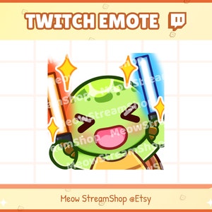 Puede incluir: Personaje de dibujos animados verde con una gran sonrisa sosteniendo dos sables de luz brillantes, uno rojo y otro azul. El personaje lleva un atuendo amarillo y naranja. El texto "Twitch Emote 🪃" está en la parte superior de la imagen. El texto "Meow StreamShop @Etsy" está en la parte inferior de la imagen.