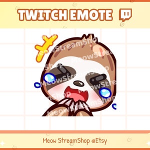 Puede incluir: Un emote digital de Twitch con un perezoso de dibujos animados con una expresión angustiada. El perezoso tiene pelaje marrón, ojos negros y boca rosa. El emote incluye un símbolo amarillo sobre la cabeza del perezoso y lágrimas azules. El texto "TWITCH EMOTE" está en la parte superior.