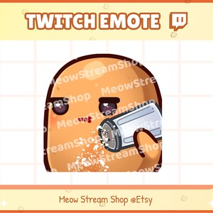 Może przedstawiać: Postać kreskówkowej brązowej kartofli z ponurym wyrazem twarzy trzyma solniczkę i posypuje solą. Postać ma na sobie białą koszulę i ma czerwony rumieniec na policzkach. Tło to biała kratka.