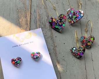 Brincos de coração feitos à mão em resina e glitter, pendurados ou pequenos. Argolas ou ganchos banhados a ouro. Presente para ela
