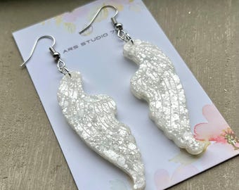 Asas de anjo longas, feitas à mão em resina branca. Joias exclusivas, marcantes e personalizadas, perfeitas para presentear.