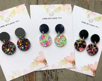 Pendientes circulares de resina con purpurina hechos a mano: joyas modernas y originales