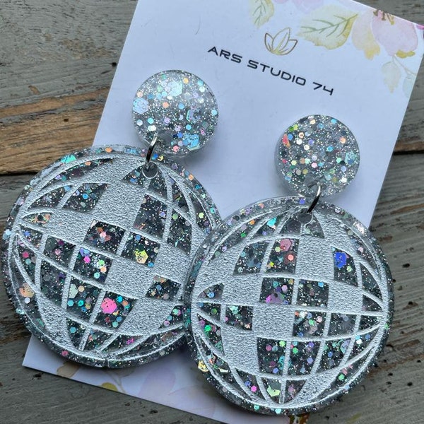 Boucles d'oreilles à paillettes en résine boule disco faites à la main, sur clous circulaires. Unique, festif, fête, idée cadeau