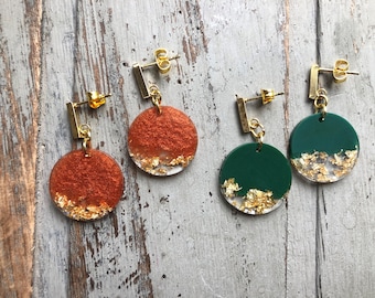 Brincos pendurados de resina em formato de círculo, feitos à mão, em verde escuro e dourado ou laranja, com flocos de ouro, em tachas retangulares hipoalergênicas, joias personalizadas