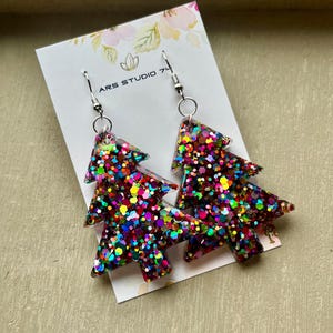 Pendientes colgantes grandes de resina con forma de árbol de Navidad, hechos a mano, multicolores. Joyas originales, festivas y a medida.