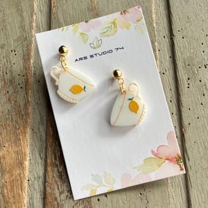 Pendientes colgantes de taza de té de resina hechos a mano con bola. Limón, amante del té, regalo único.