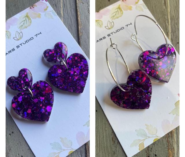 Brincos de coração com glitter roxo feitos à mão em resina, com tachas ou argolas. Joias excêntricas, para presente.