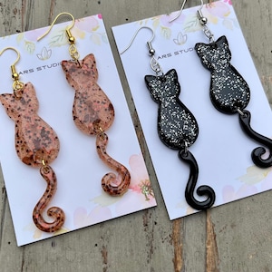Handgemaakte zwarte of gemberbruine kattenoorbel met zwaaiende staart. Uniek, eigenzinnig, kattenliefhebber, cadeau-idee