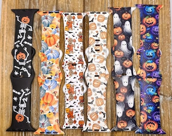 Puede incluir: Una colección de correas de reloj con temática de Halloween. Los diseños incluyen calabazas, fantasmas, esqueletos y otros elementos espeluznantes. Las correas presentan una variedad de colores, incluyendo negro, naranja, blanco y morado. Las correas están hechas de un material flexible.