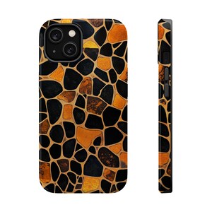 Puede incluir: Funda de teléfono inteligente con un diseño de mosaico con formas irregulares negras, doradas y naranjas. La funda tiene un acabado brillante y un módulo de cámara negro. La vista lateral muestra el grosor y los botones.