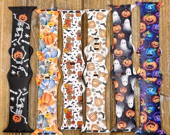 Puede incluir: Una colección de correas de reloj con temática de Halloween. Los diseños incluyen esqueletos, calabazas, fantasmas y espantapájaros en varios colores. Las correas están hechas de un material flexible y cuentan con un cierre de hebilla.