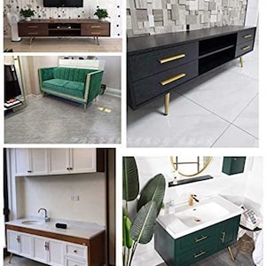 Puede incluir: Cuatro muebles diferentes con patas de metal dorado. La primera pieza es un mueble de TV negro con tres cajones y un estante. La segunda pieza es un mueble de TV negro con tres cajones y un estante. La tercera pieza es un armario blanco con tres cajones y un estante. La cuarta pieza es un tocador de ba&ntilde;o verde con dos cajones y un estante.