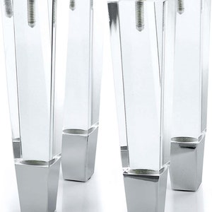 Op de afbeelding: Vier heldere acryl meubelpoten met een zilverkleurige basis en een metalen bout met schroefdraad voor bevestiging. De poten hebben een modern, geometrisch ontwerp, geschikt voor diverse meubelstijlen.