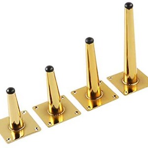 Puede incluir: Cuatro patas de muebles de metal dorado con pies de pl&aacute;stico negro. Las patas son c&oacute;nicas y tienen una base cuadrada.