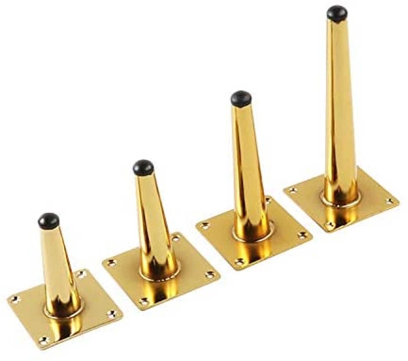 Puede incluir: Cuatro patas de muebles de metal dorado con pies de pl&aacute;stico negro. Las patas son c&oacute;nicas y tienen una base cuadrada.