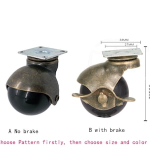 以下が含まれることがあります： 黒い車輪が付いたアンティークブラスのスイベルキャスター2個。左側のキャスターはブレーキが付いていませんが、右側のキャスターはブレーキが付いています。キャスターの高さは63mm、幅は38mm、奥行きは27mmです。