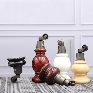 以下が含まれることがあります： 車輪付きの家具脚キャスター4個。キャスターは木製のダークブラウン、ホワイト、ライトブラウン、ブラック仕上げ。車輪はブラックです。