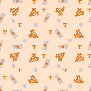 Op de afbeelding: Een licht perzikkleurige stof met een herhalend patroon van oranje University of Tennessee Power T-logo's, grijze Vols-tekst met een oranje ster, kleine grijze footballhelmen en losse oranje T-letters verspreid over het oppervlak.
