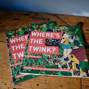 Może przedstawiać: Trzy egzemplarze książki dla dzieci zatytułowanej "Where's the Twink?" z zieloną, czerwoną i ż&oacute;łtą okładką przedstawiającą rysunek animowany chłopca z plecakiem i telefonem. Okładka książki zawiera tekst "Can you find Finn?" i "Created by Dan and Louis, with illustrations by Camille Ferrari!"